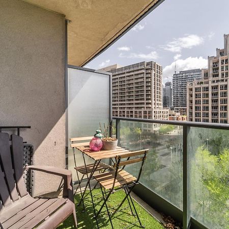 Spacious 2 Bedroom Plus Den, 2 Bath, Sleeps 5 With Balcony And Lakeview Downtown Toronto Condo Eksteriør billede