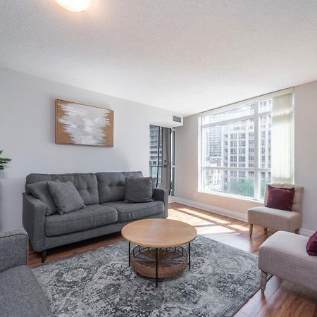Spacious 2 Bedroom Plus Den, 2 Bath, Sleeps 5 With Balcony And Lakeview Downtown Toronto Condo Eksteriør billede