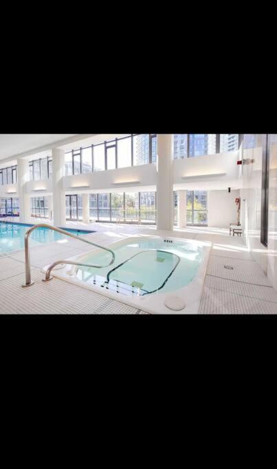 Spacious 2 Bedroom Plus Den, 2 Bath, Sleeps 5 With Balcony And Lakeview Downtown Toronto Condo Eksteriør billede