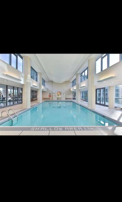 Spacious 2 Bedroom Plus Den, 2 Bath, Sleeps 5 With Balcony And Lakeview Downtown Toronto Condo Eksteriør billede