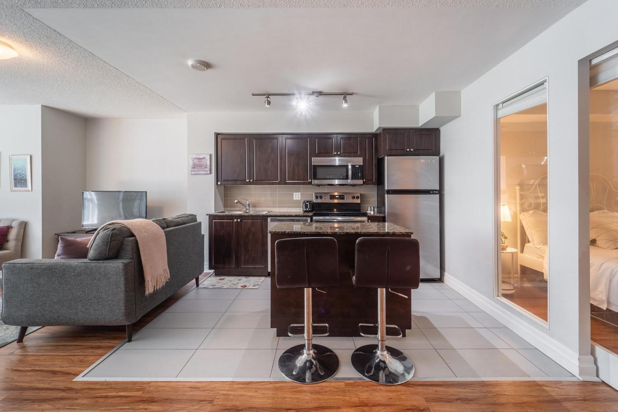 Spacious 2 Bedroom Plus Den, 2 Bath, Sleeps 5 With Balcony And Lakeview Downtown Toronto Condo Eksteriør billede