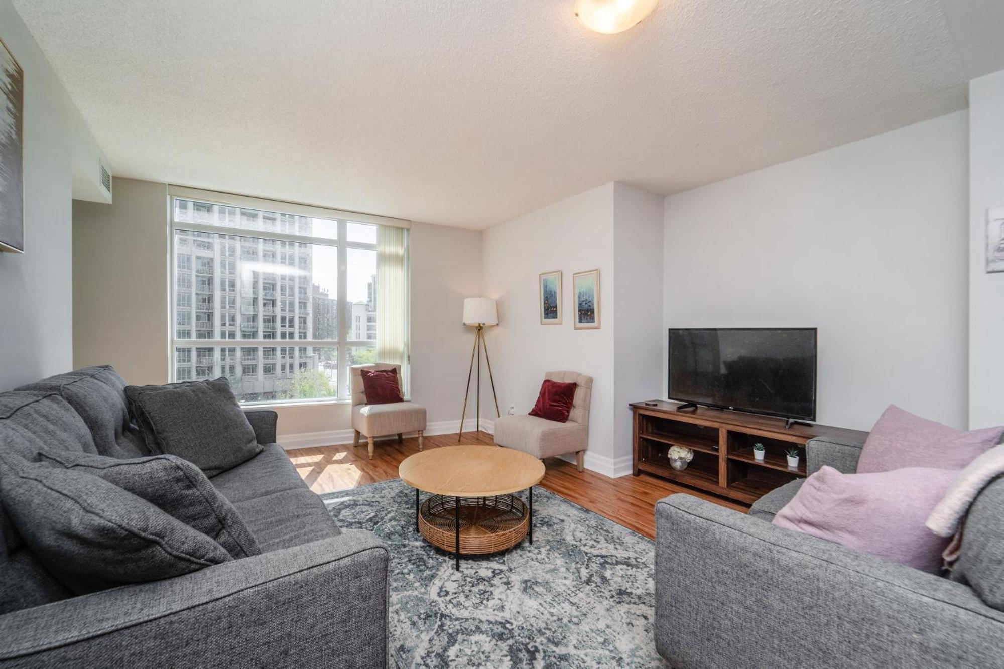 Spacious 2 Bedroom Plus Den, 2 Bath, Sleeps 5 With Balcony And Lakeview Downtown Toronto Condo Eksteriør billede