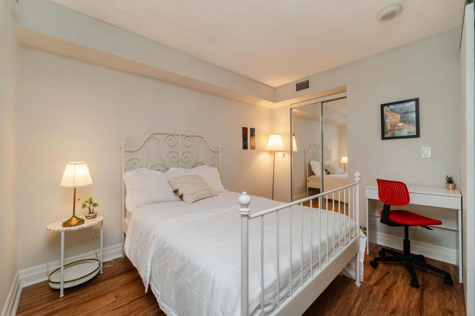 Spacious 2 Bedroom Plus Den, 2 Bath, Sleeps 5 With Balcony And Lakeview Downtown Toronto Condo Eksteriør billede