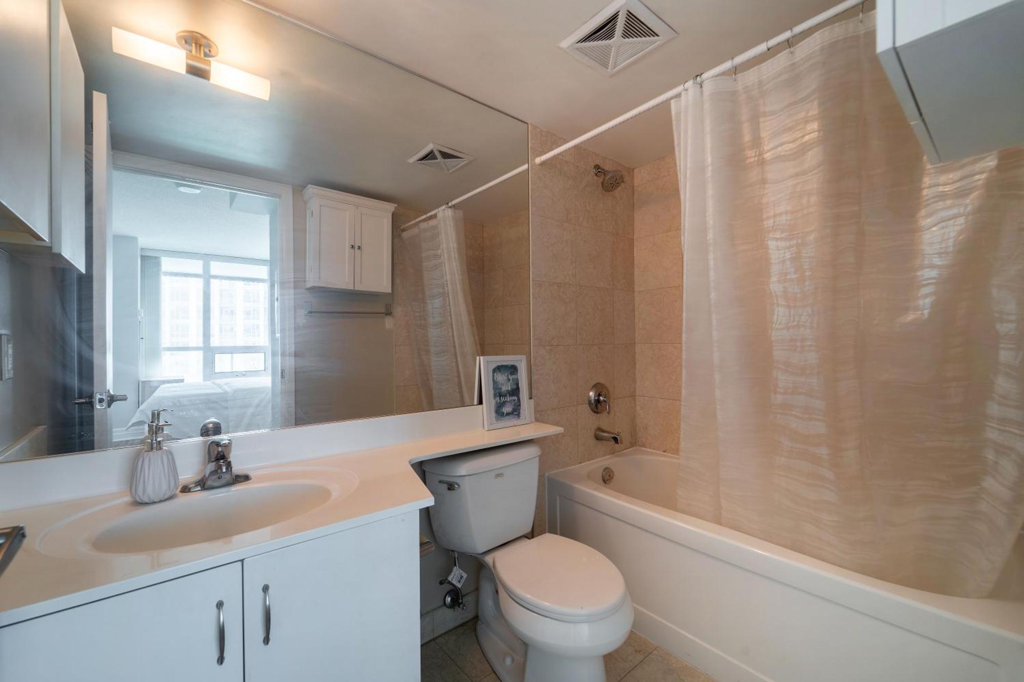 Spacious 2 Bedroom Plus Den, 2 Bath, Sleeps 5 With Balcony And Lakeview Downtown Toronto Condo Eksteriør billede
