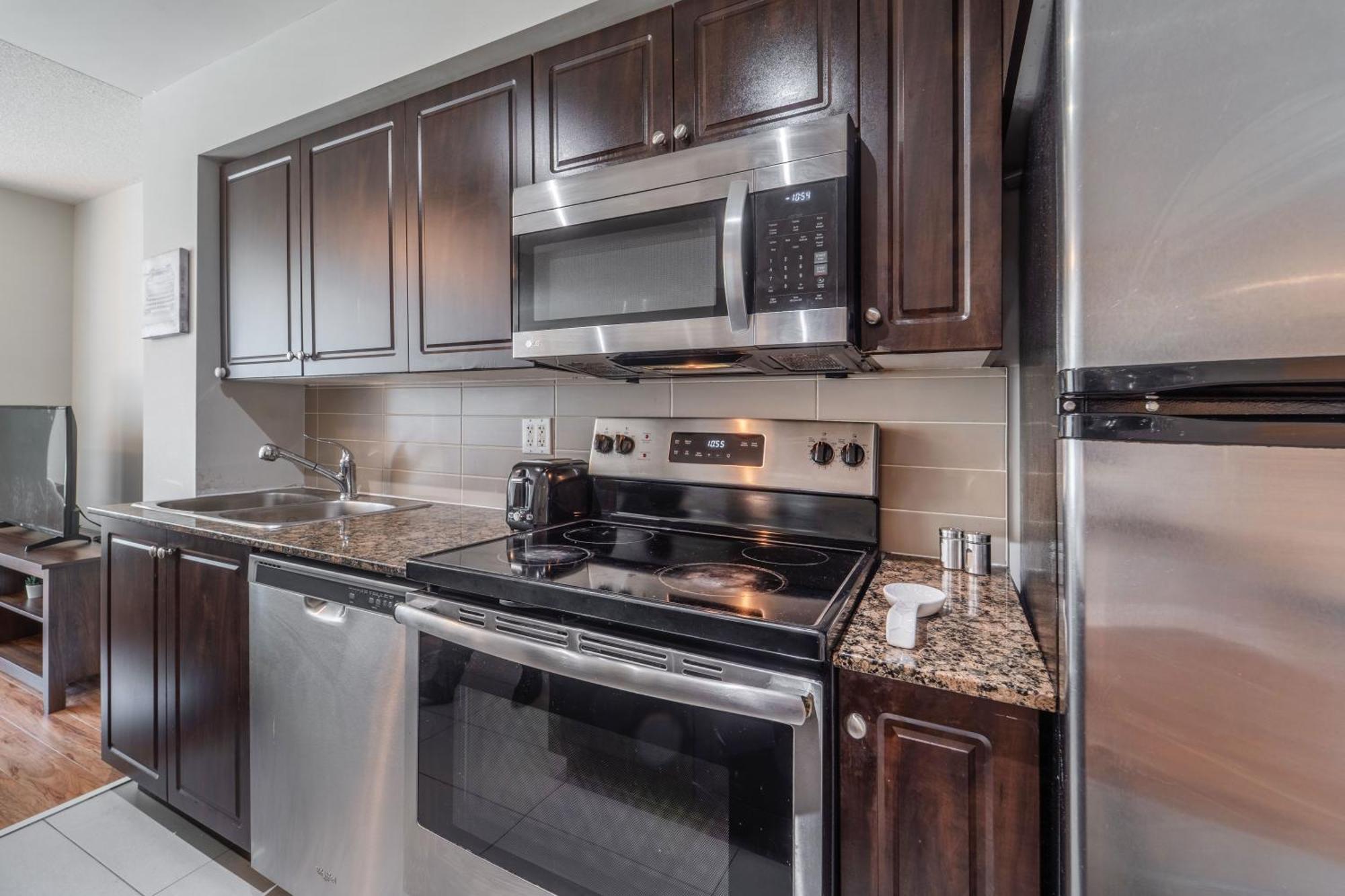 Spacious 2 Bedroom Plus Den, 2 Bath, Sleeps 5 With Balcony And Lakeview Downtown Toronto Condo Eksteriør billede