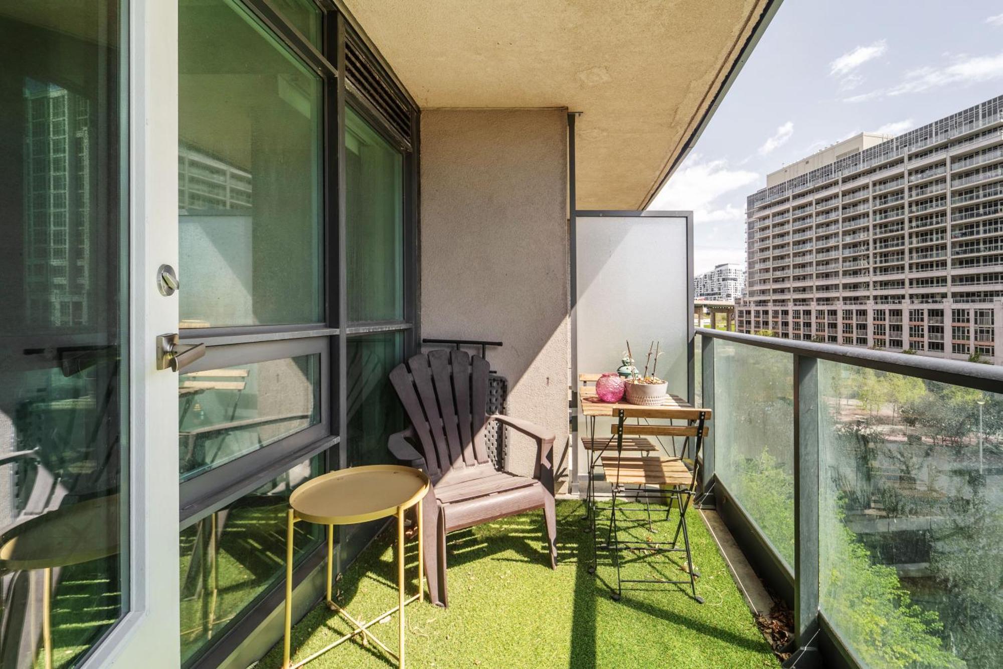 Spacious 2 Bedroom Plus Den, 2 Bath, Sleeps 5 With Balcony And Lakeview Downtown Toronto Condo Eksteriør billede