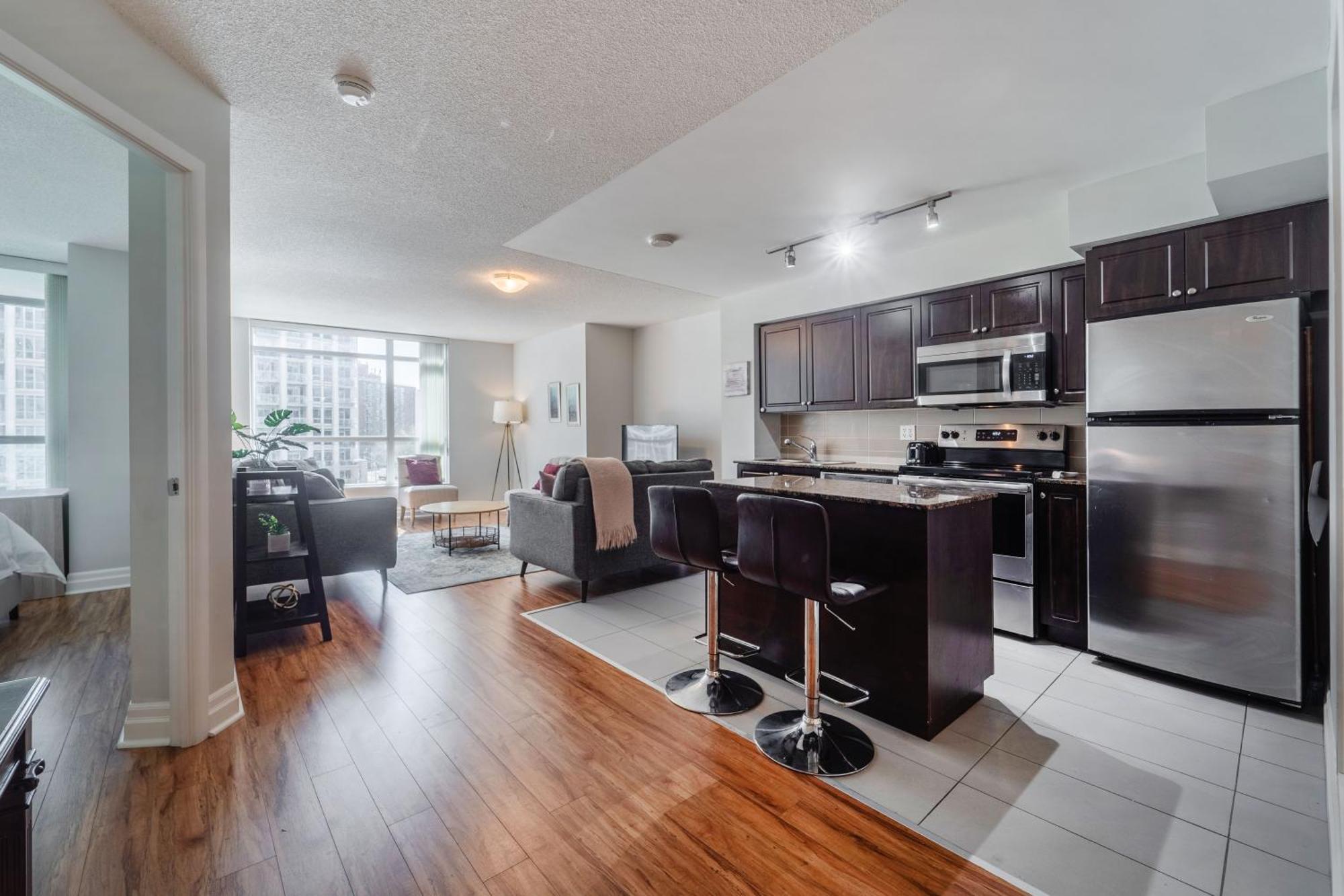 Spacious 2 Bedroom Plus Den, 2 Bath, Sleeps 5 With Balcony And Lakeview Downtown Toronto Condo Eksteriør billede