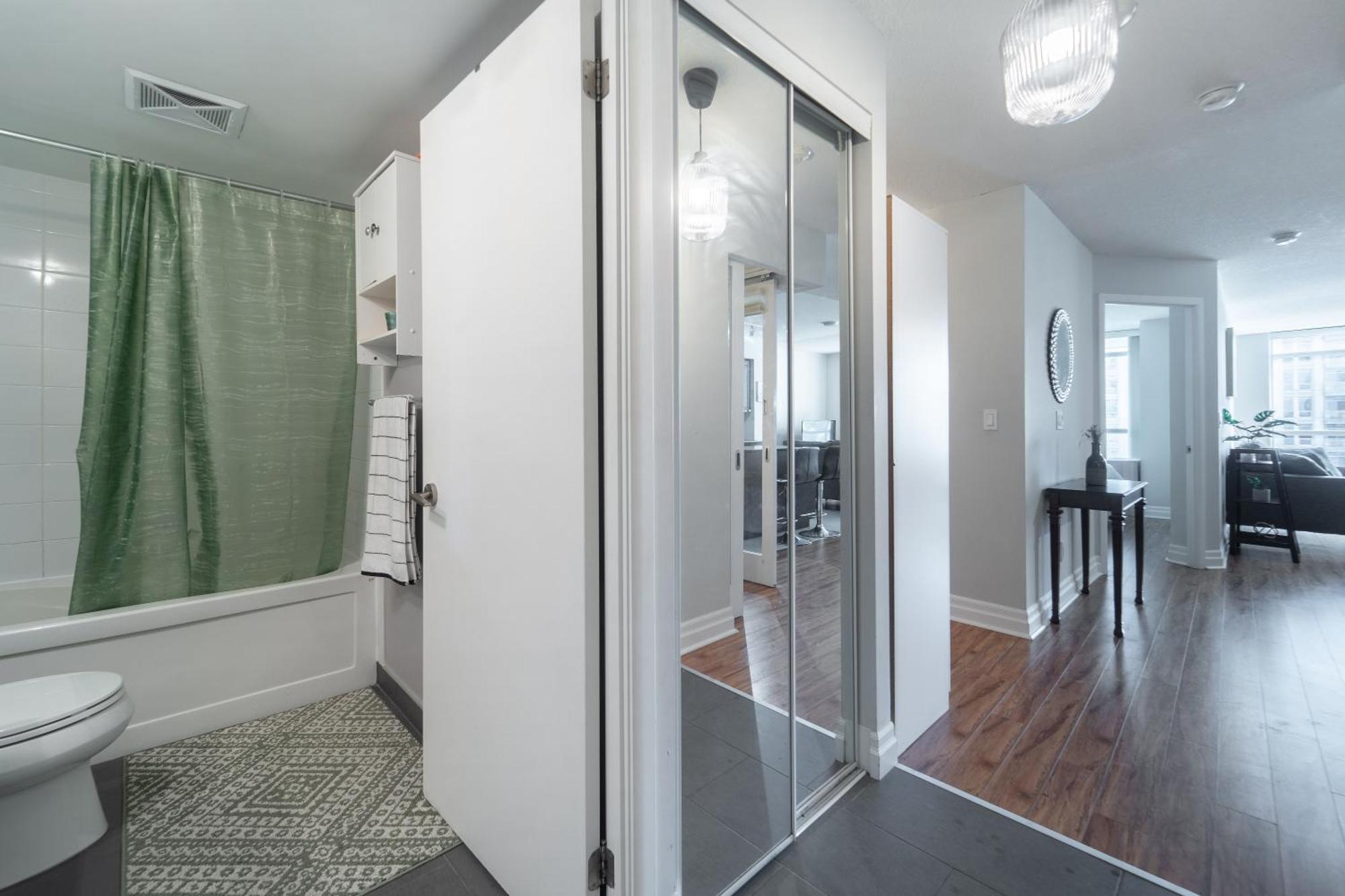Spacious 2 Bedroom Plus Den, 2 Bath, Sleeps 5 With Balcony And Lakeview Downtown Toronto Condo Eksteriør billede