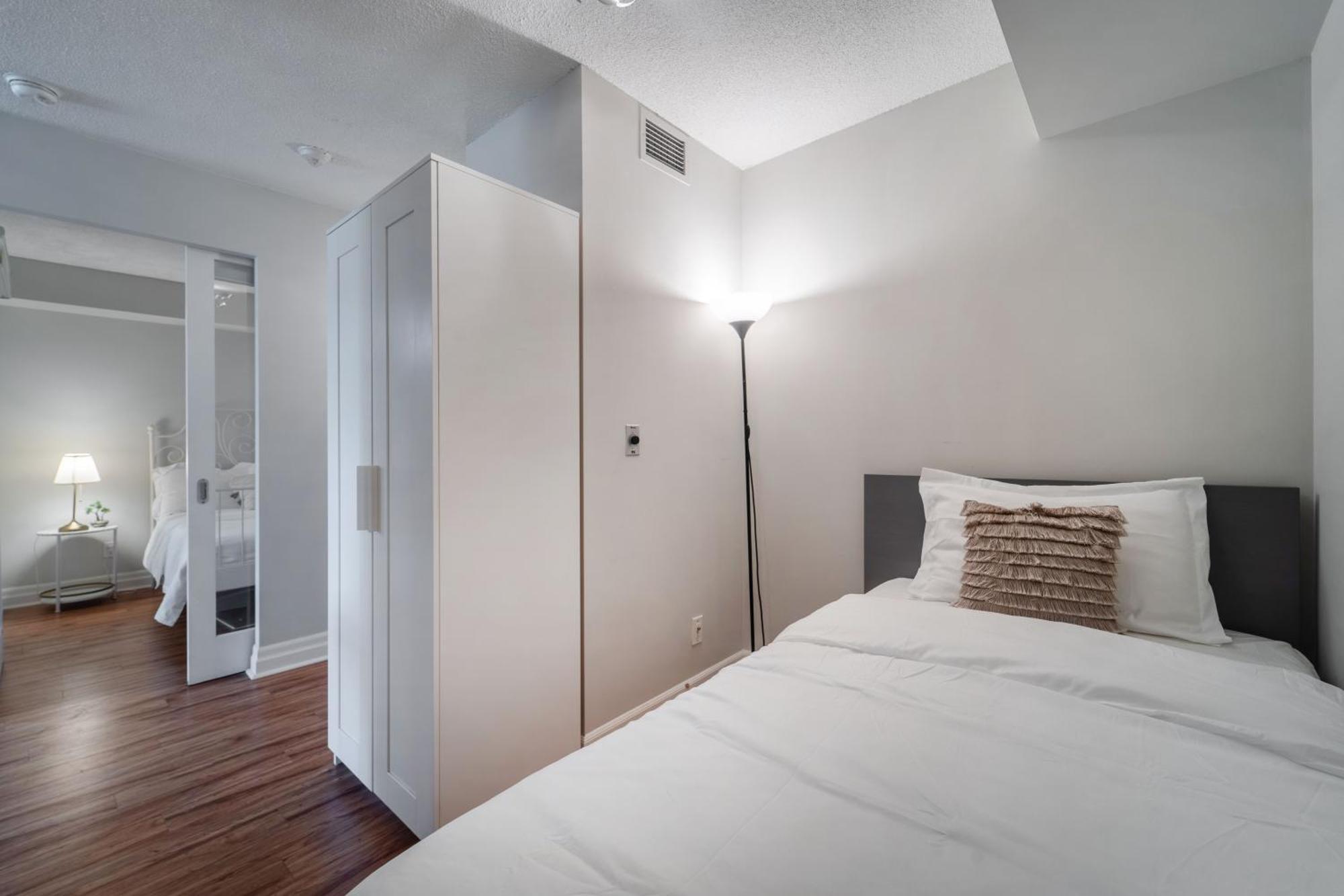 Spacious 2 Bedroom Plus Den, 2 Bath, Sleeps 5 With Balcony And Lakeview Downtown Toronto Condo Eksteriør billede