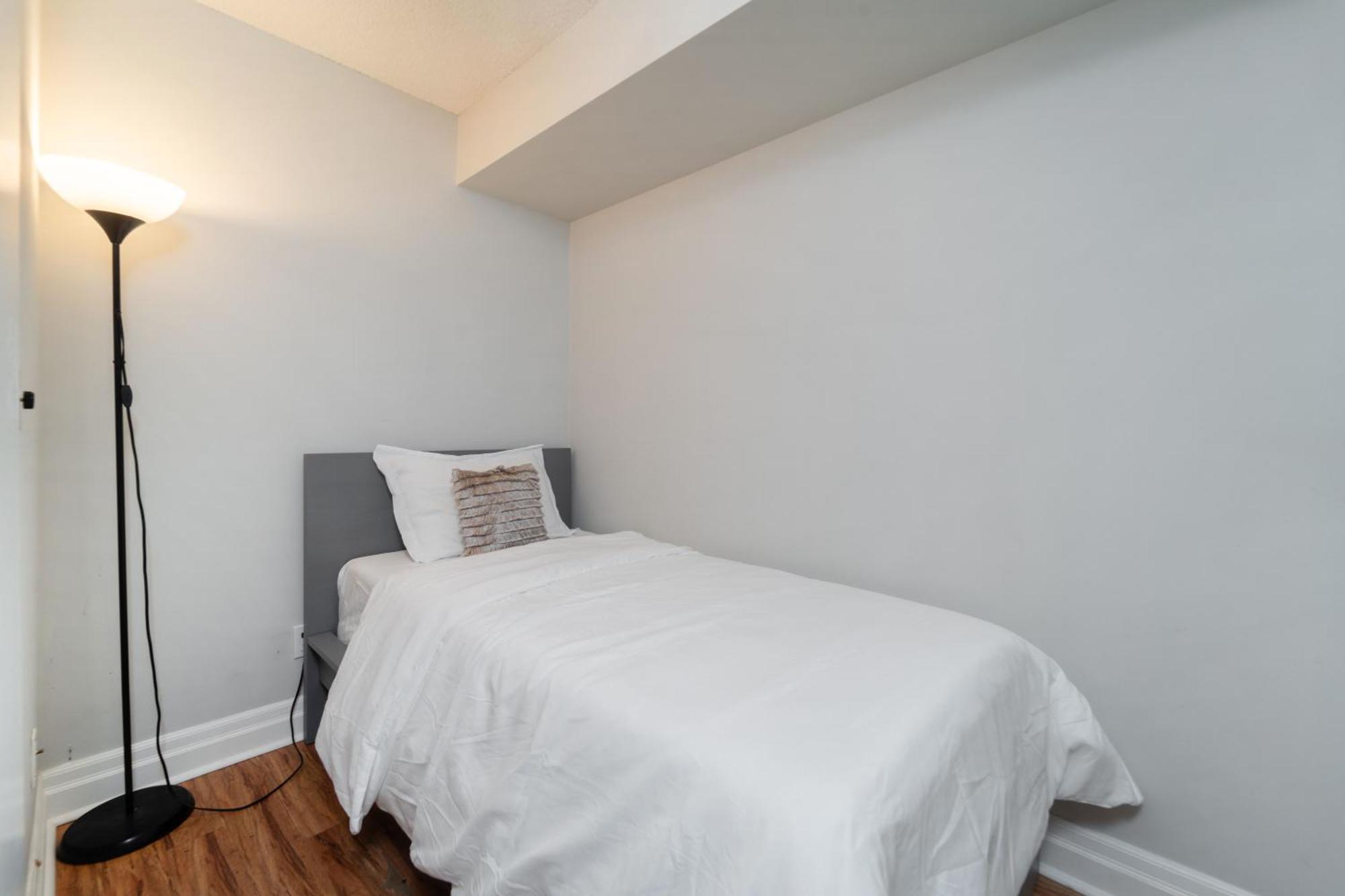 Spacious 2 Bedroom Plus Den, 2 Bath, Sleeps 5 With Balcony And Lakeview Downtown Toronto Condo Eksteriør billede