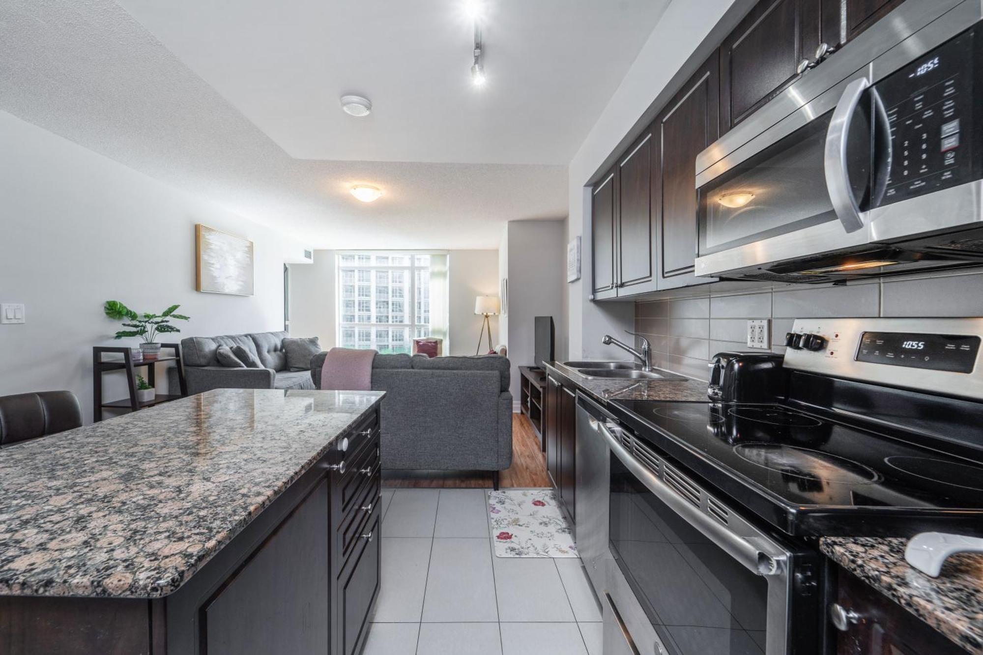 Spacious 2 Bedroom Plus Den, 2 Bath, Sleeps 5 With Balcony And Lakeview Downtown Toronto Condo Eksteriør billede