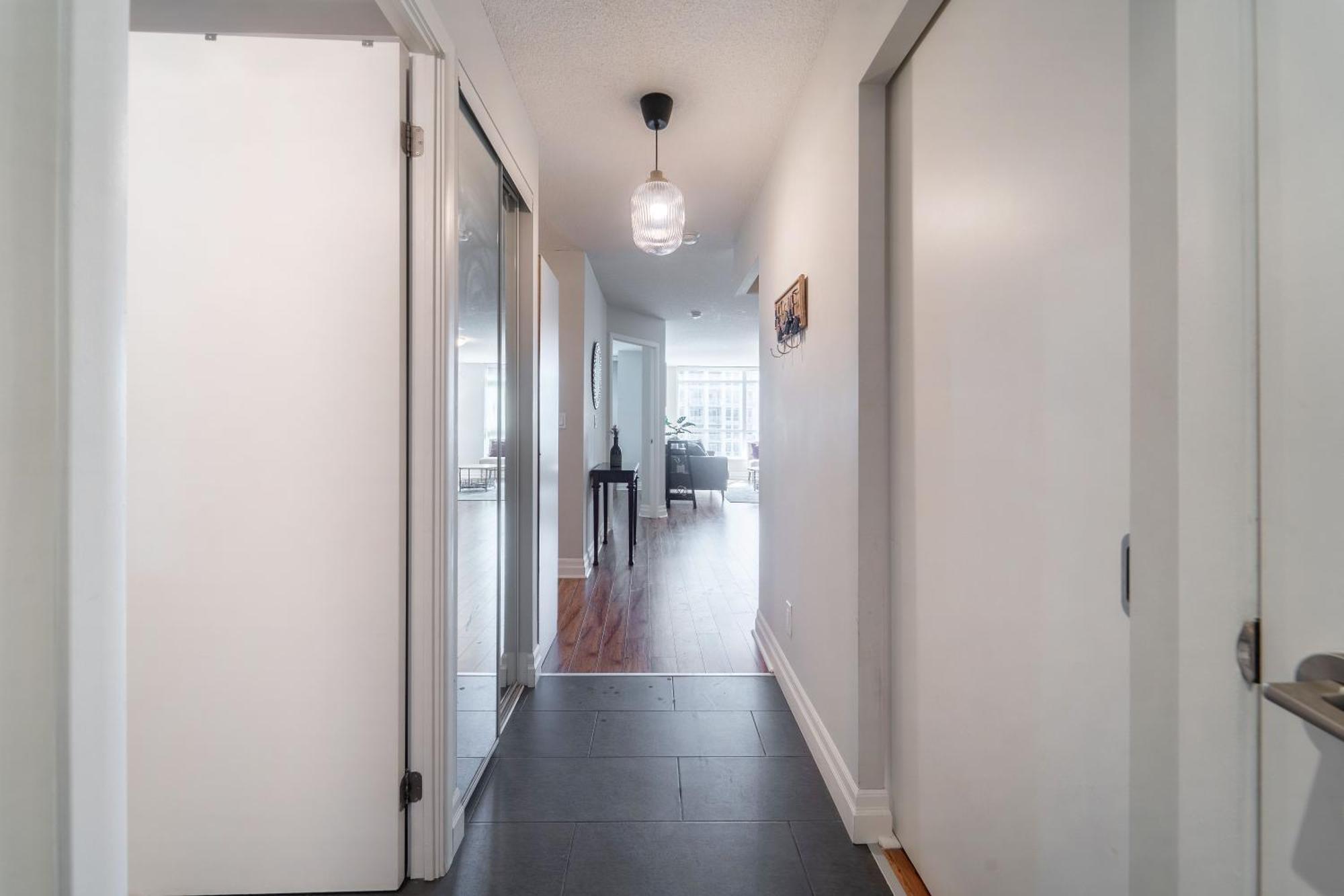 Spacious 2 Bedroom Plus Den, 2 Bath, Sleeps 5 With Balcony And Lakeview Downtown Toronto Condo Eksteriør billede