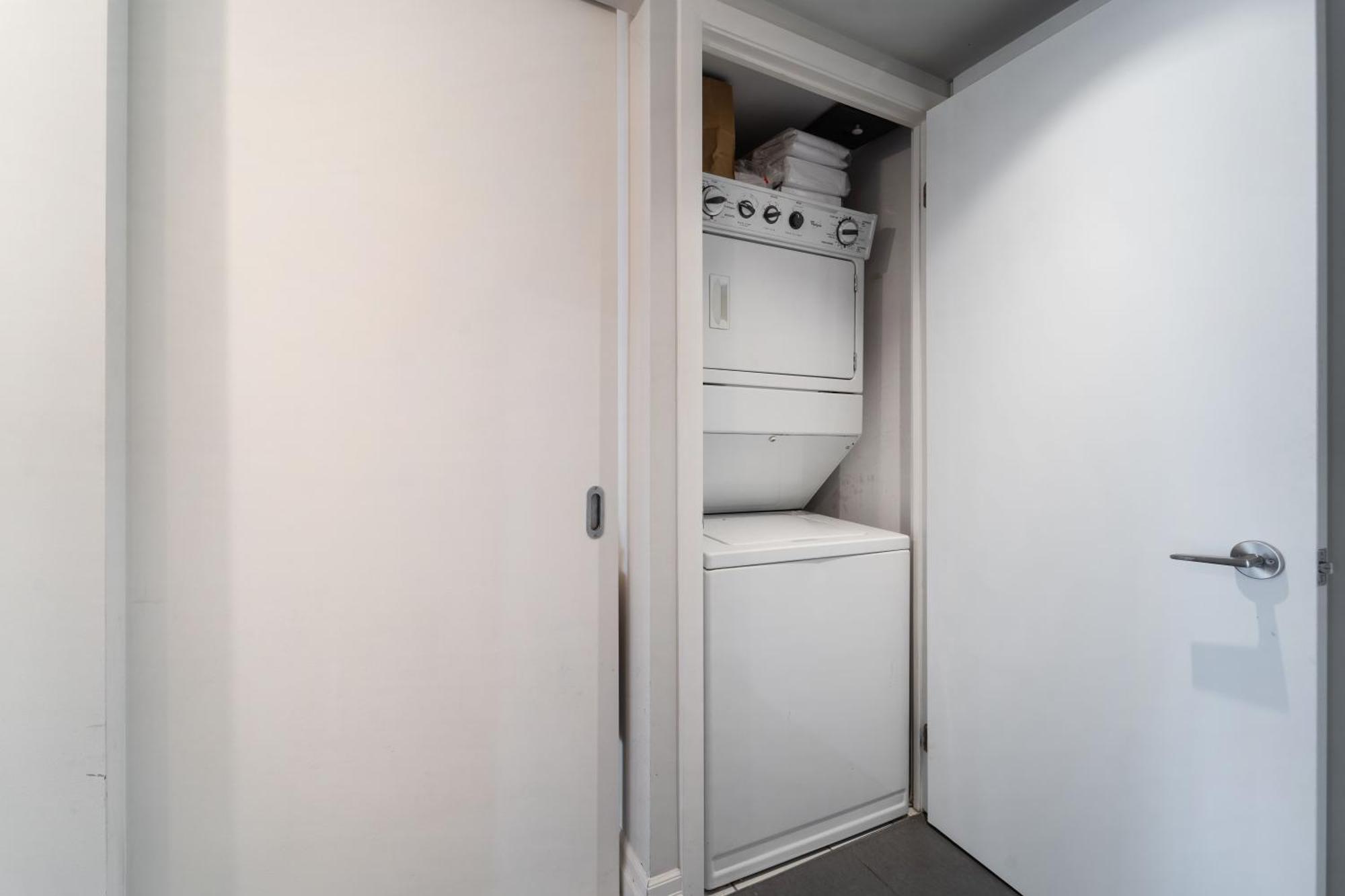 Spacious 2 Bedroom Plus Den, 2 Bath, Sleeps 5 With Balcony And Lakeview Downtown Toronto Condo Eksteriør billede